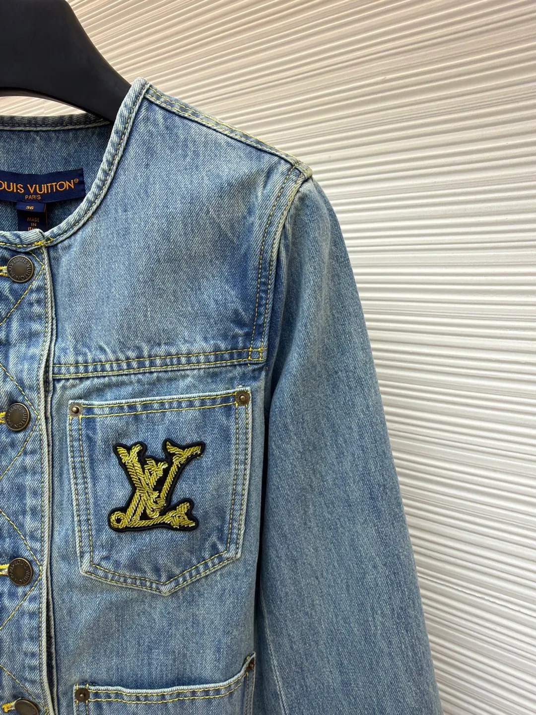 LOUIS VUITTON rope embroidered round neck denim jacket ●Authentic product: purchased and developed by 22816 ●Item number: 1680834-B25 ●Fabric: denim fabric ●Technology: embroidery production ●Version: fitted version ●Weight: about 630 grams ●Size: 34-36-38 ●Description: The fabric is made of YB customized denim fabric, with straw rope embroidery design on the chest. The overall alignment is straight and delicate, the fabric is comfortable and soft, and the color is consistent without color difference. It can be matched with the same style to create a fashionable look and control various occasions. Customized accessories, complete with three standards, same style for men and women!